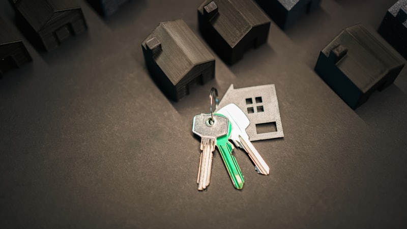 House keys and model homes representing smart home loan prepayment
